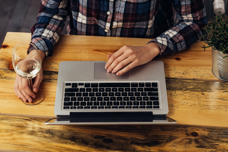 hombre con vino y laptop