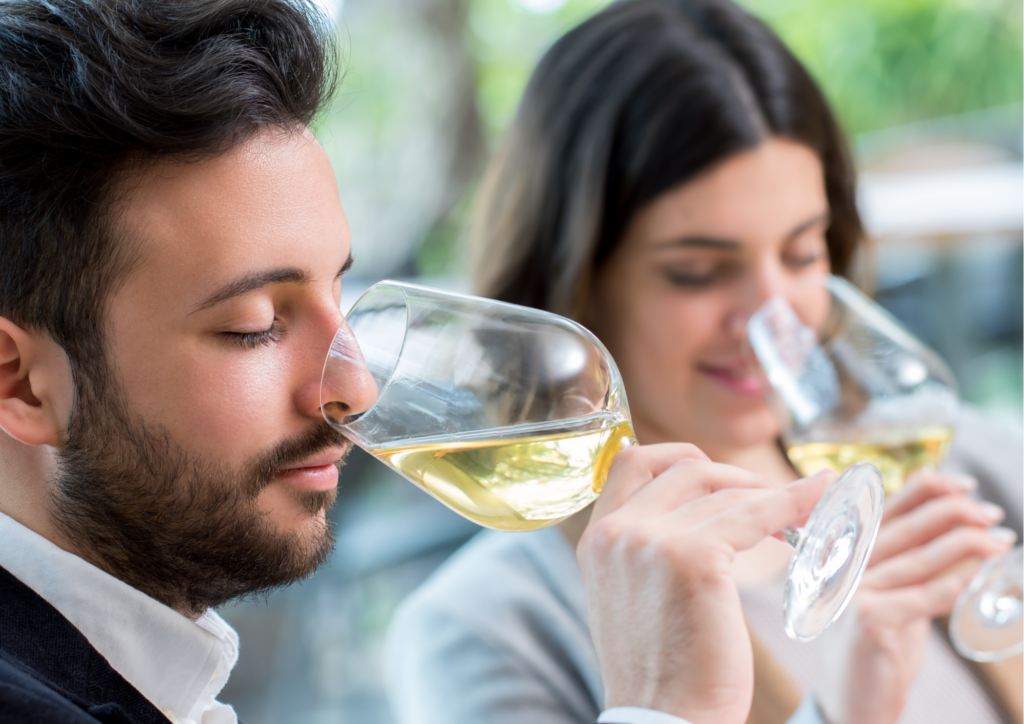pareja degustando vino blanco
